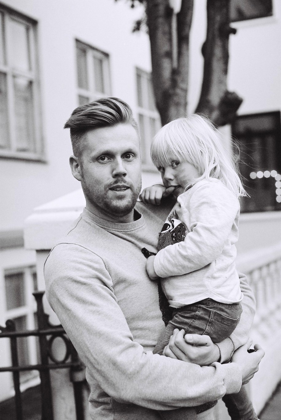 Vater mit Kind in der Skólavörðustígur, Reykjavik